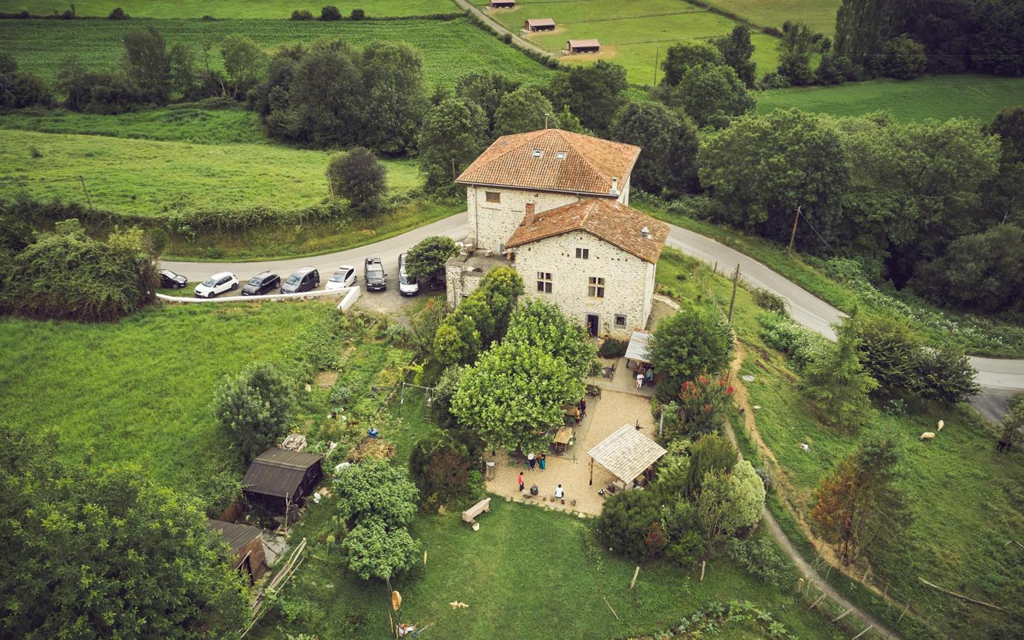 Les Fous Du Village Saint-Esteben 외부 사진